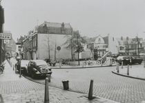 862716 Gezicht in de Varkenmarkt in Wijk C te Utrecht richting Willemstraat-Bergstraat, met rechts een kinderspeelplaats.